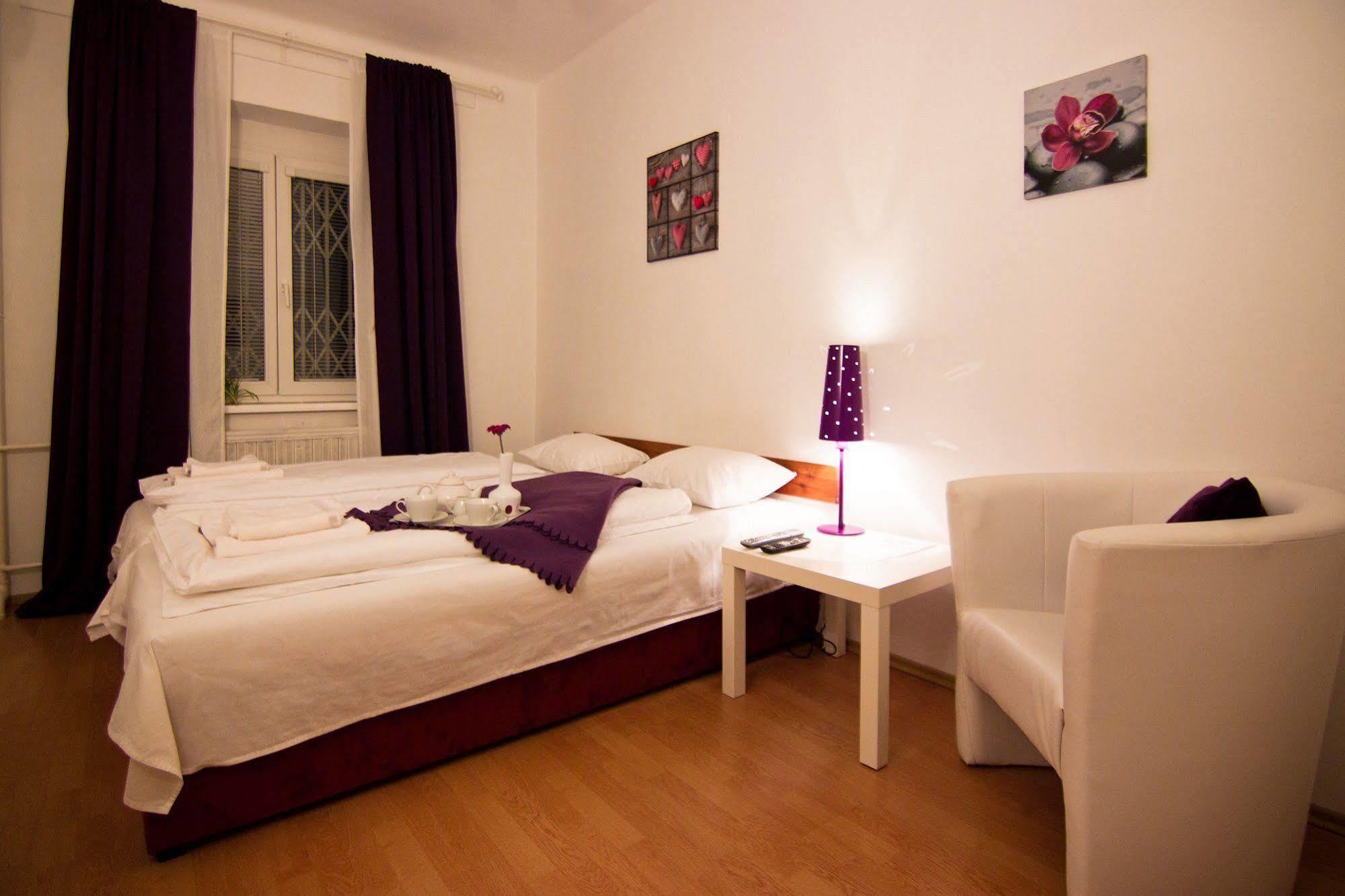 Pension Nika Prague Luaran gambar